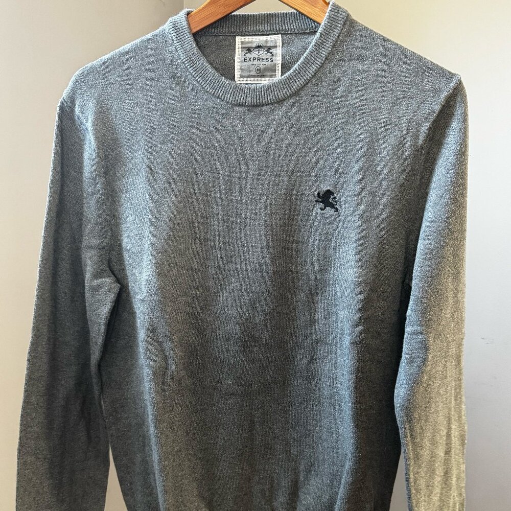 Comfortable grey sweater to keep you warm and stylish